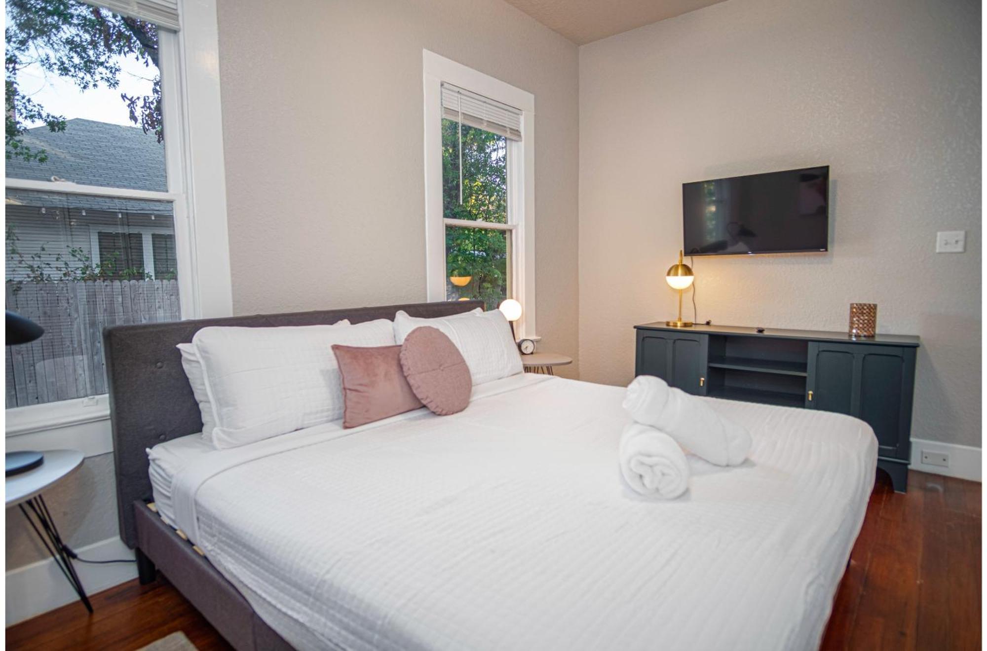 Chic Downtown Farmhouse With Garden And Bbq Grill San Antonio Eksteriør bilde