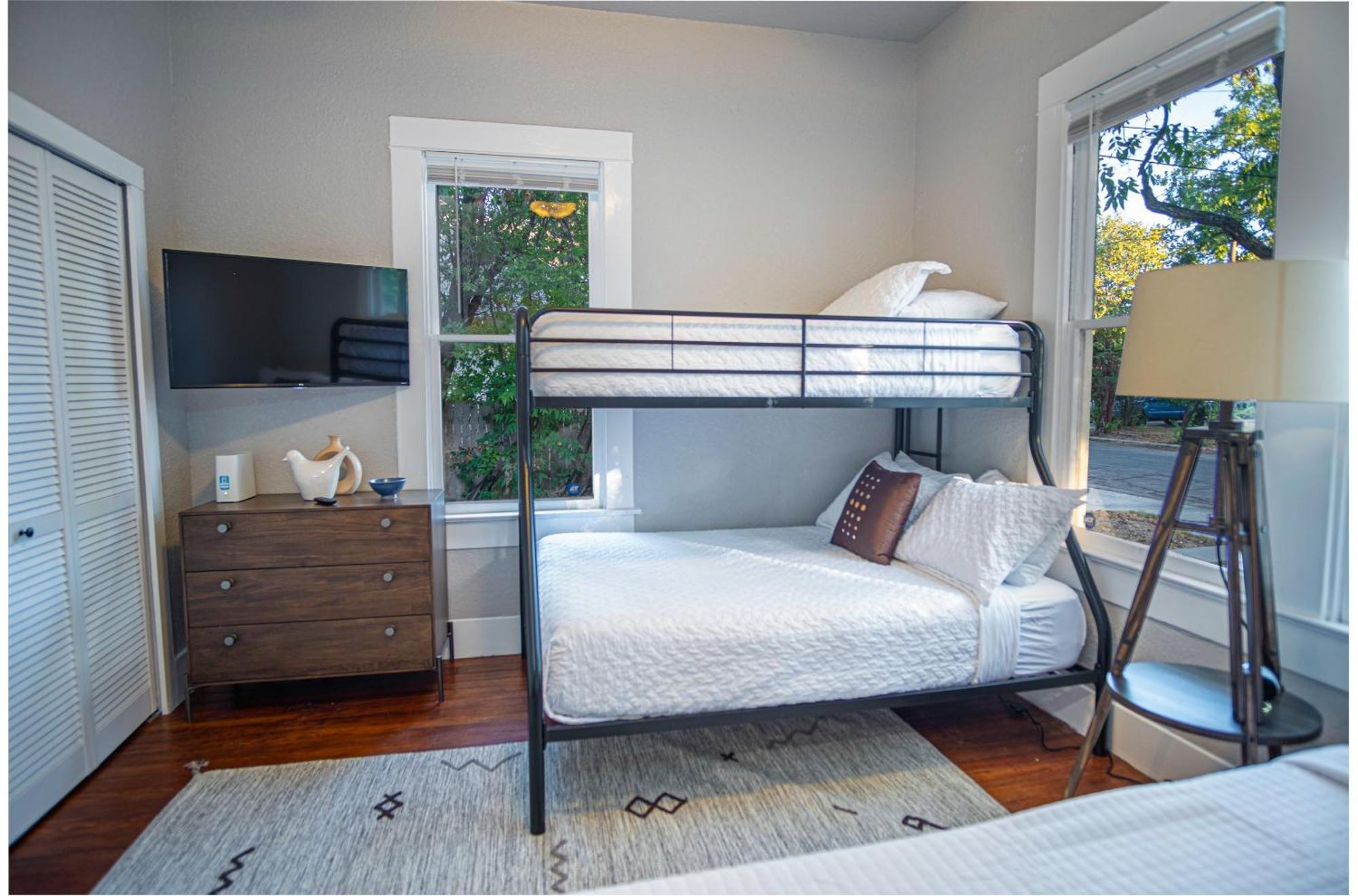 Chic Downtown Farmhouse With Garden And Bbq Grill San Antonio Eksteriør bilde